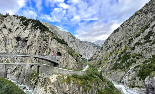 Водопад в Альпах Швейцарии