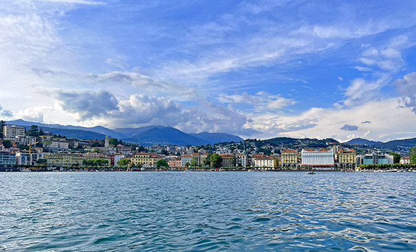 Озеро и город Лугано в Швейцарии